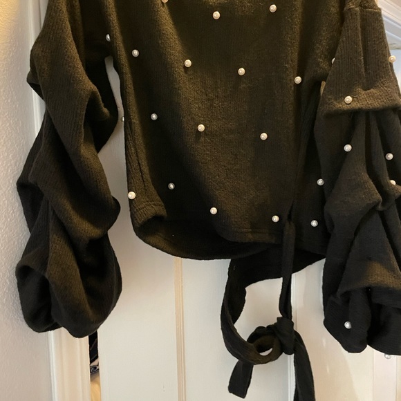 New Sz L Black Wrap sweater with Faux pearls ruched sleeves - Picture 6 of 6